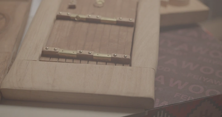 باب خشبي صغير على طاولة، لقطة قريبة.