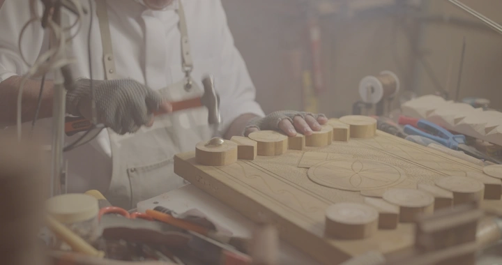 نجار يعمل على باب خشبي في ورشة، لقطة مقربة.