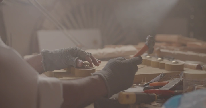 صانع أبواب يعمل في ورشة، لقطة مقربة.