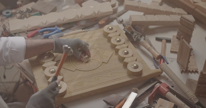 حرفي يعمل على نقش خشبي في ورشة، لقطة مقربة.