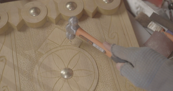 صناعة باب خشبي بزخارف يدوية، لقطة مقربة.