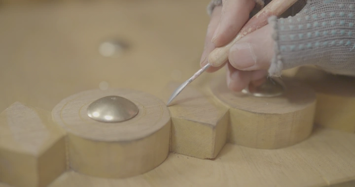 نحت يدوي على الخشب في ورشة، لقطة مقربة.