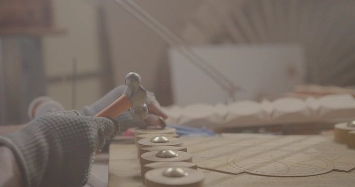 عامل يصنع بابًا خشبيًا في ورشة، لقطة قريبة.