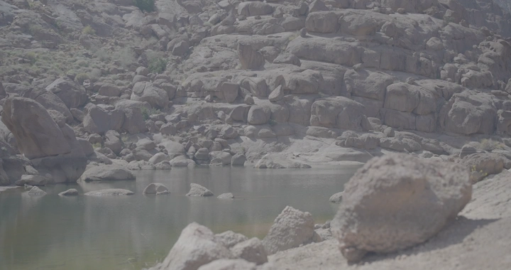 منظر طبيعي لجبال الكشرية في حائل، لقطة نهارية.