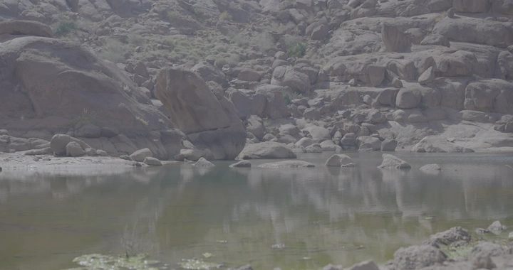 جبال الكشرية في حائل مع بركة ماء، لقطة طبيعية.