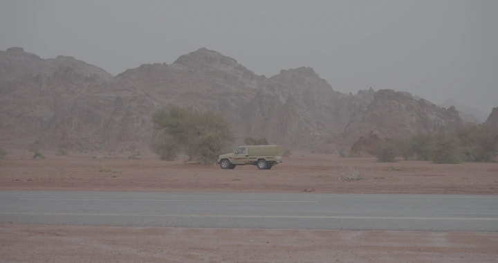 سيارة في صحراء سد السلف حائل، لقطة طبيعية.