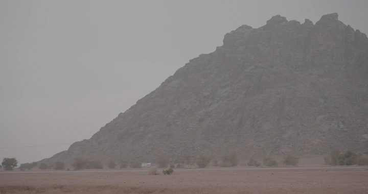 جبل صخري في سد السلف بحائل، صورة نهارية.