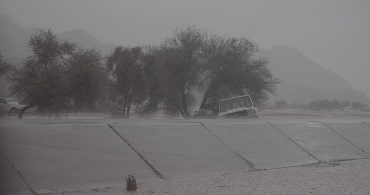 سيارة عالقة في فيضان بحائل، تصوير نهاري.