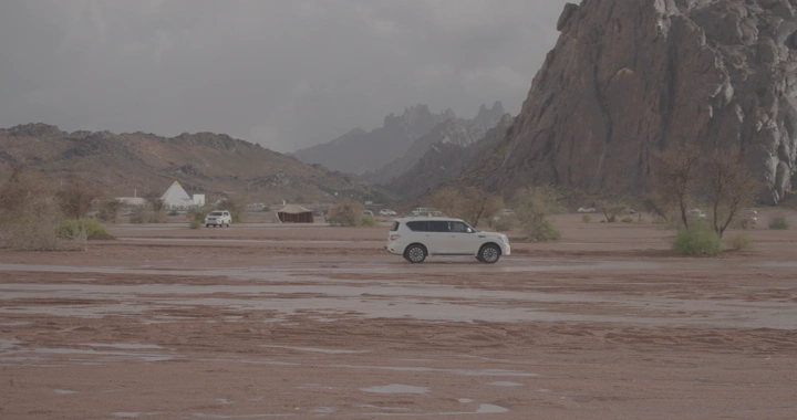 سيارة في صحراء حائل بعد المطر، لقطة طبيعية.