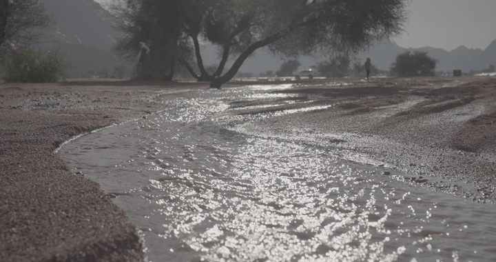 سيل في حائل بعد الأمطار، لقطة منخفضة.