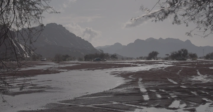 مشهد جبلي في حائل بعد المطر، لقطة واسعة.