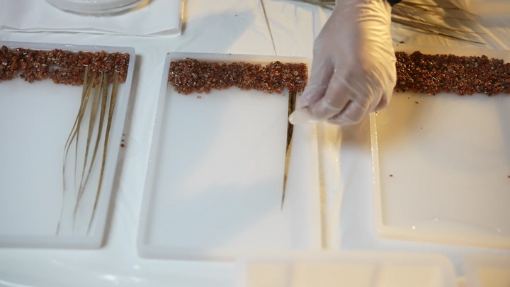 صناعة تحف من الريزن على طاولة عمل، لقطة مقربة.