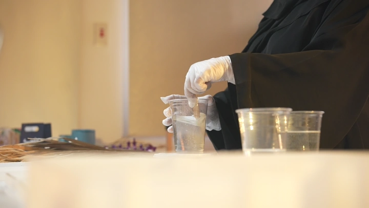 شخص يصنع تحف من الريزن في ورشة، لقطة مقربة.