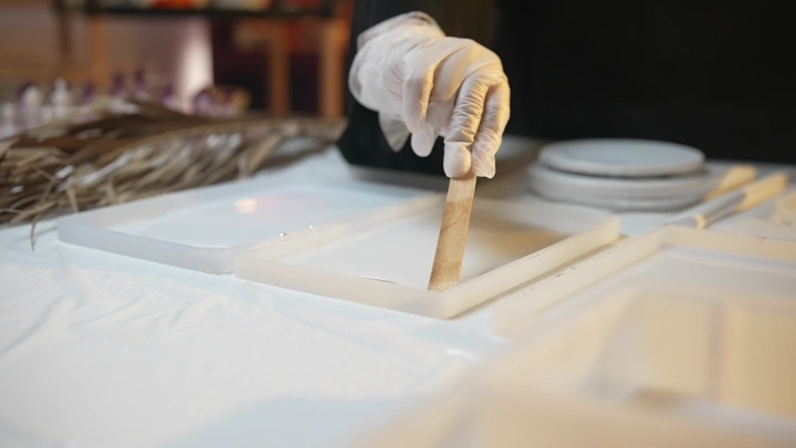 صناعة تحف من الريزن في ورشة عمل، لقطة قريبة.