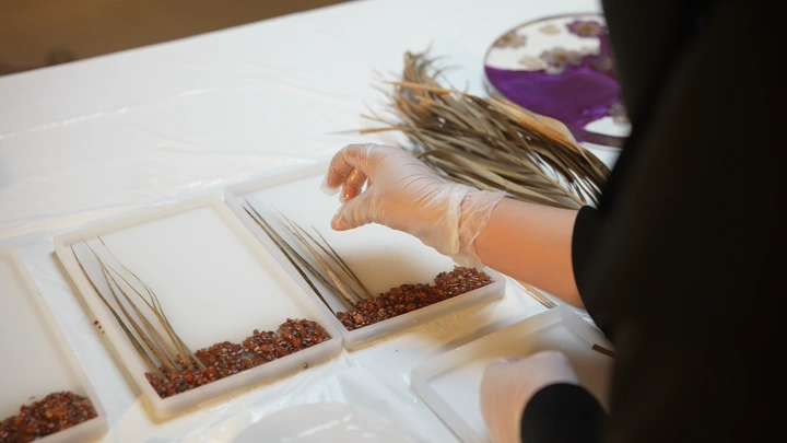 حرفة صنع تحف من الريزن على طاولة، لقطة قريبة.