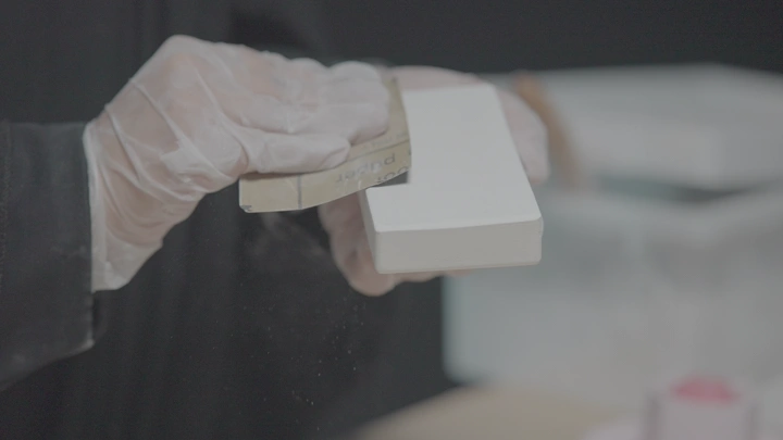 صنفرة قطعة جبس في ورشة عمل، لقطة مقربة.