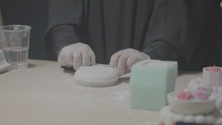 حرفة صب وتشكيل في الجبس ويشكله على طاولة، لقطة قريبة.