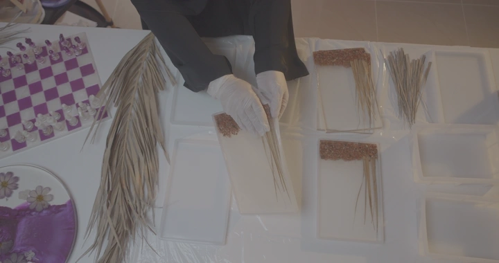 حرفة صنع تحف من الريزن على طاولة، لقطة علوية.