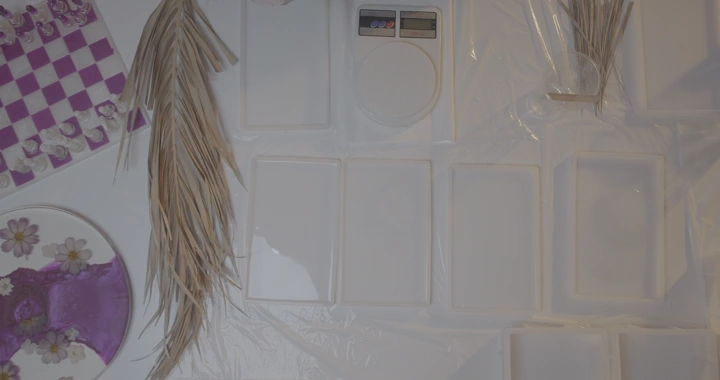 أدوات لصنع تحف من الريزن على طاولة، لقطة علوية.