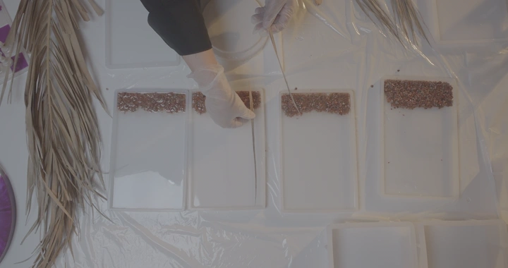 حرفة صنع تحف من الريزن على طاولة عمل، لقطة علوية.