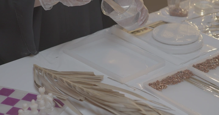 صنع تحف من الريزن على طاولة عمل، لقطة مقربة.