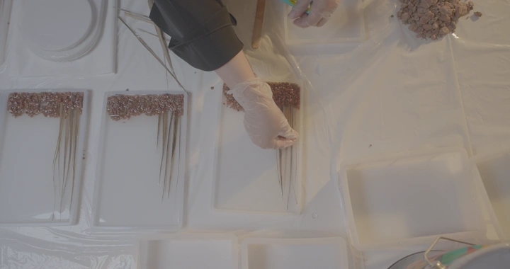 صنع تحف من الريزن على طاولة، لقطة علوية.