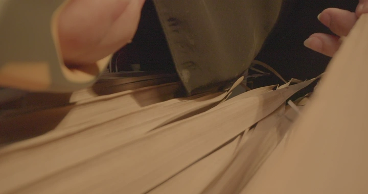 قص الخوص للزينة، لقطة مقربة في إضاءة دافئة.