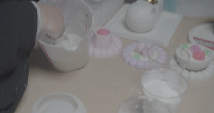 صب الجبس في قوالب على طاولة عمل، لقطة قريبة.