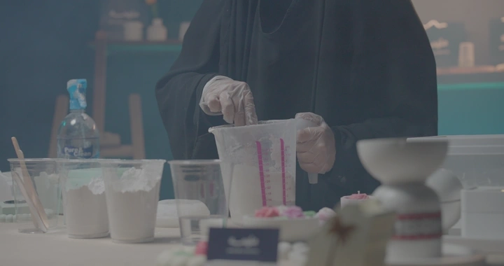 امرأة تعمل في صب وتشكيل الجبس، لقطة داخلية.