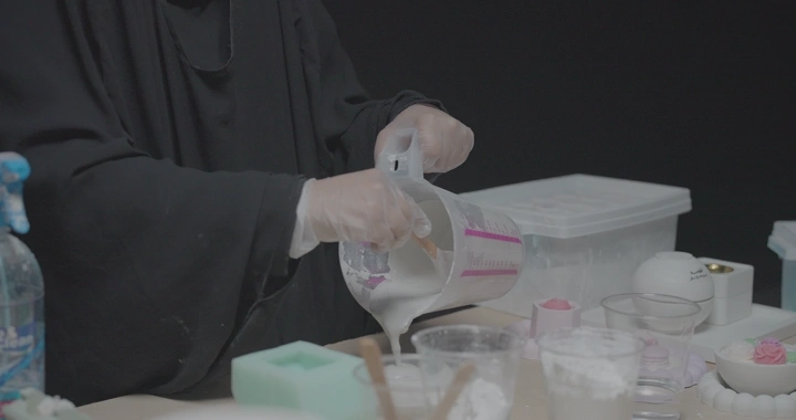 حرفة صب الجبس في قالب على طاولة عمل، لقطة مقربة.