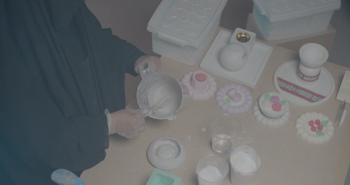 حرفة صب وتشكيل الجبس على طاولة عمل، لقطة علوية.