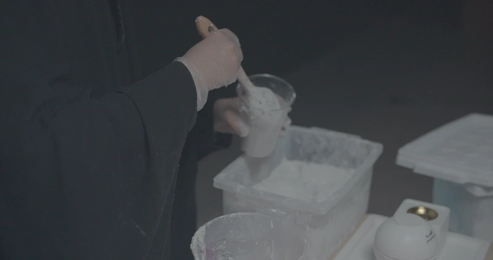 عملية صب الجبس في قالب، لقطة مقربة.