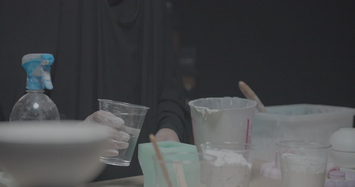 عملية صب وتشكيل الجبس في ورشة عمل، لقطة مقربة.