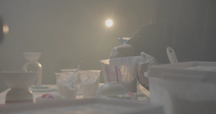 عملية صب الجبس في ورشة عمل، لقطة قريبة.