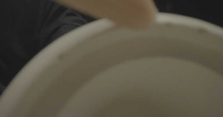 حرفة صب وتشكيل في قالب جبس في ورشة عمل، لقطة قريبة.