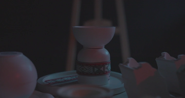 قطع شمع وجبس مصنوعة يدوية في إضاءة خافتة، تصوير داخلي.