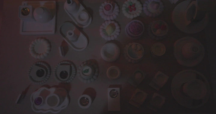 قطع شمع وجبس مصنوعة يدوية على طاولة، إضاءة خافتة.