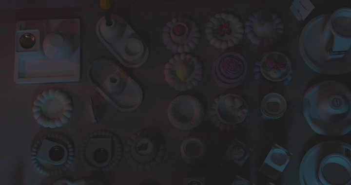 قطع شمع وجبس مصنوعة يدوياً على طاولة، إضاءة خافتة.