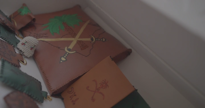 حقائب جلدية مصنوعة يدوية في صندوق عرض، لقطة مقربة.