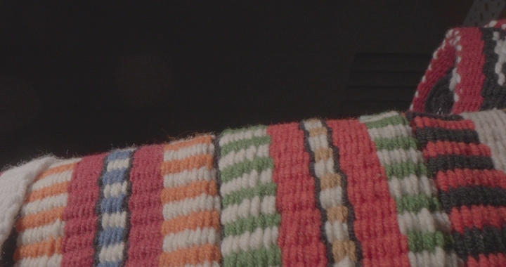 نسيج سدو ملون في إضاءة داخلية، لقطة قريبة.