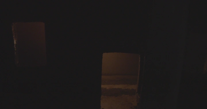 بيت طيني مصغر في الظلام، لقطة داخلية.