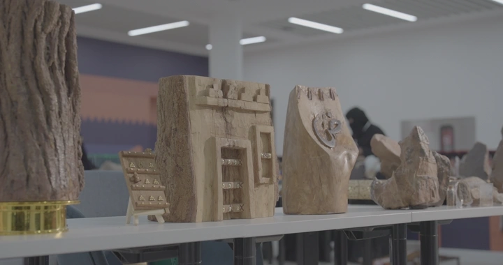 حرفة منحوتات خشبية معروضة في معرض داخلي، لقطة قريبة.