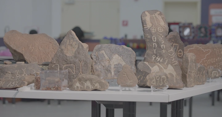 نقوش حجرية على طاولة في معرض، لقطة داخلية.