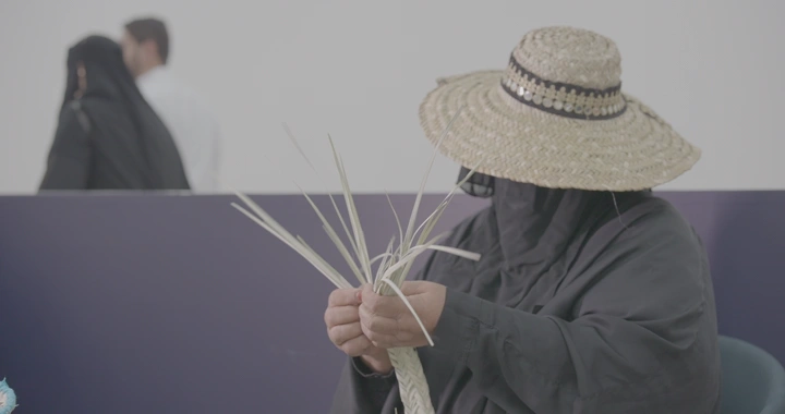 حرفة صناعة الخوص في مكان داخلي، لقطة قريبة.