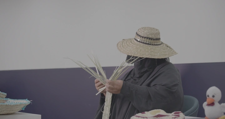 حرفة صناعة الخوص في غرفة، لقطة قريبة.