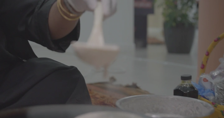 تحضير الرغفان في مطبخ منزلي، لقطة مقربة.