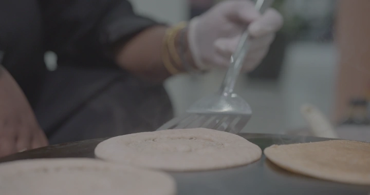 تحضير رغيف على صاج ساخن، لقطة قريبة.