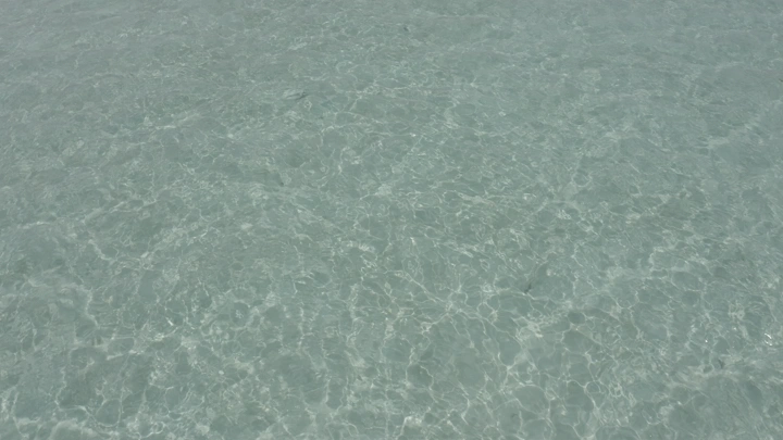 مياه صافية في أملج، لقطة علوية.