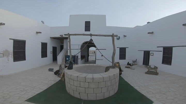 فناء قلعة السوق في محافظة الوجه، لقطة جوية.