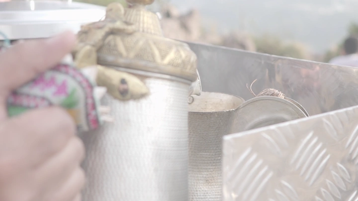 دلة قهوة عربية في الهواء الطلق، لقطة قريبة.